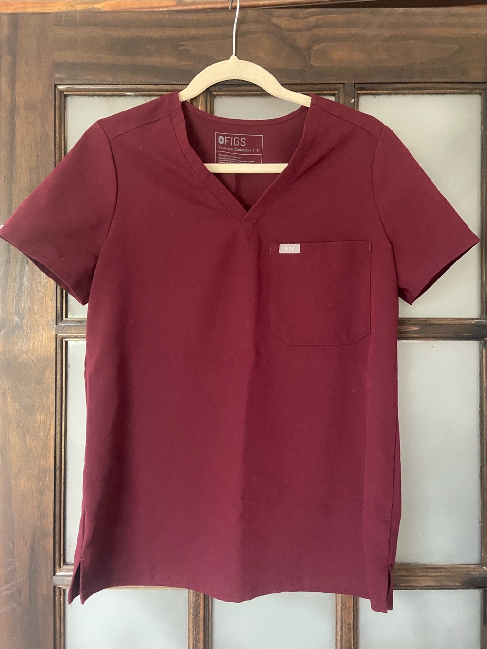 Figs Women's V-Neck Scrub Top in Burgundy